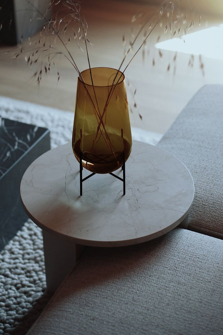 Echassé vase i bruntonet glass fra Menu med ren kvist er perfekt interiør i japandi-stil.