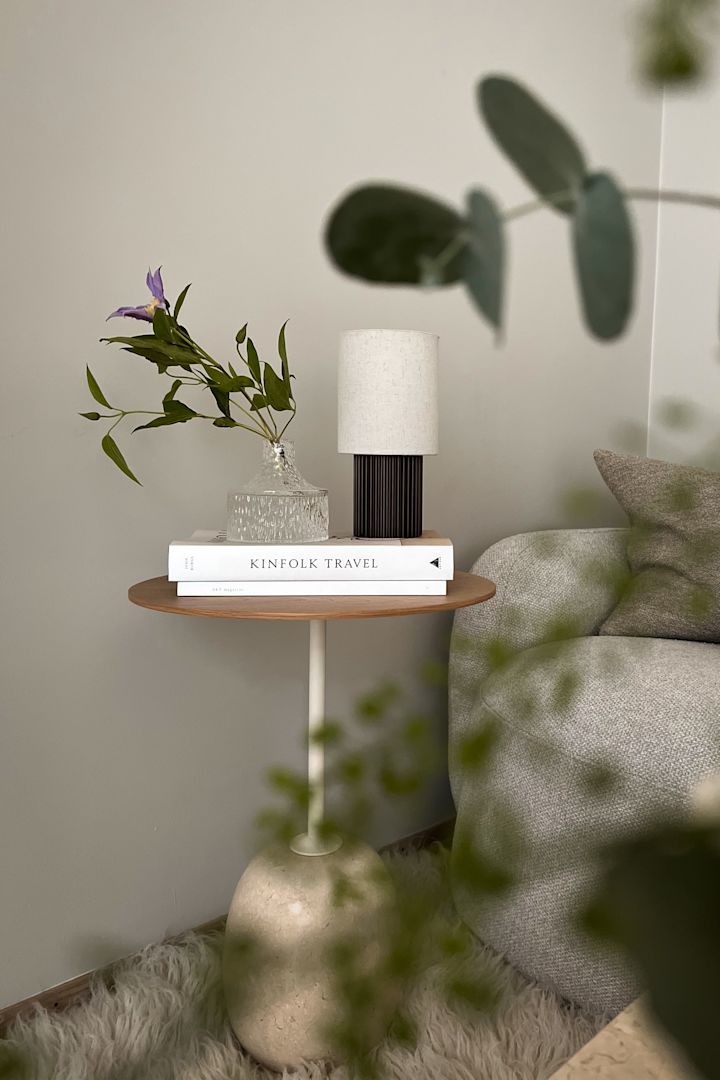 Influenser Helene Wold @villanyhus har pyntet &Tradition sidebordet i hvitt og lyst tre med en Skrufs vase med blomster i og en bærbar bordlampe.