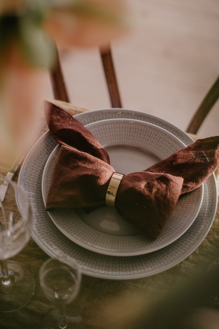 Dekk bordet med linservietter fra ferm LIVING brettet til en rosett - helt perfekt for juleverkstedet for voksne og barn. Foto: Johanna Berglund @snickargladjen