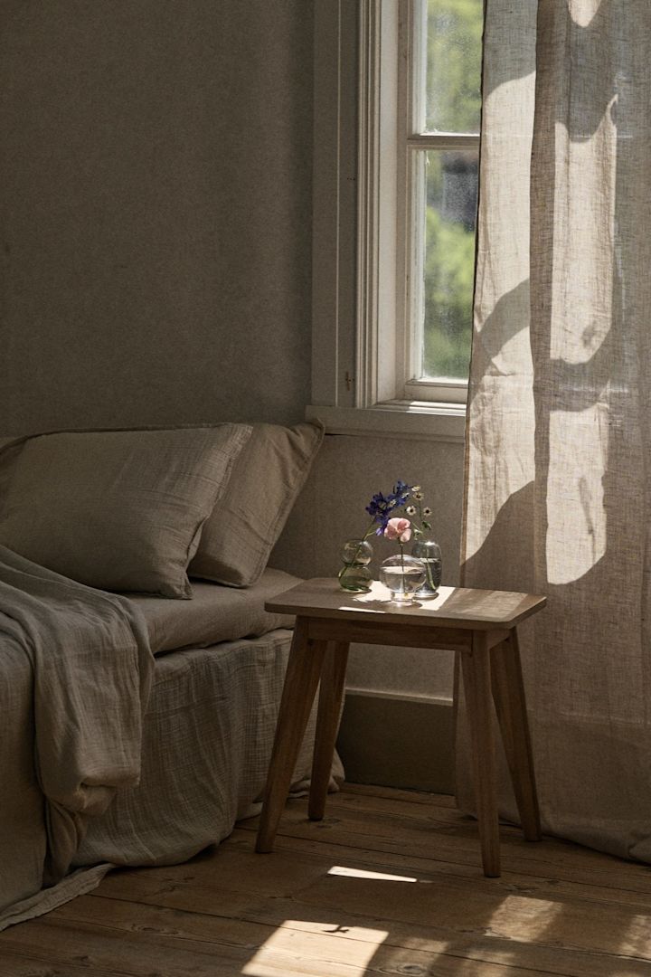 Midtsommer Orrefors - her ser du vase med blomster på et nattbord.