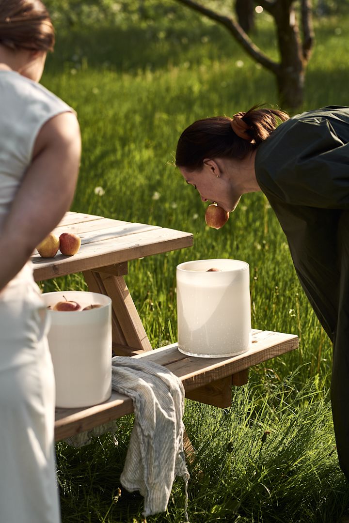 Å fange epler med munnen fra en bøtte er tips til morsomme sommeraktiviteter på sommerfesten.