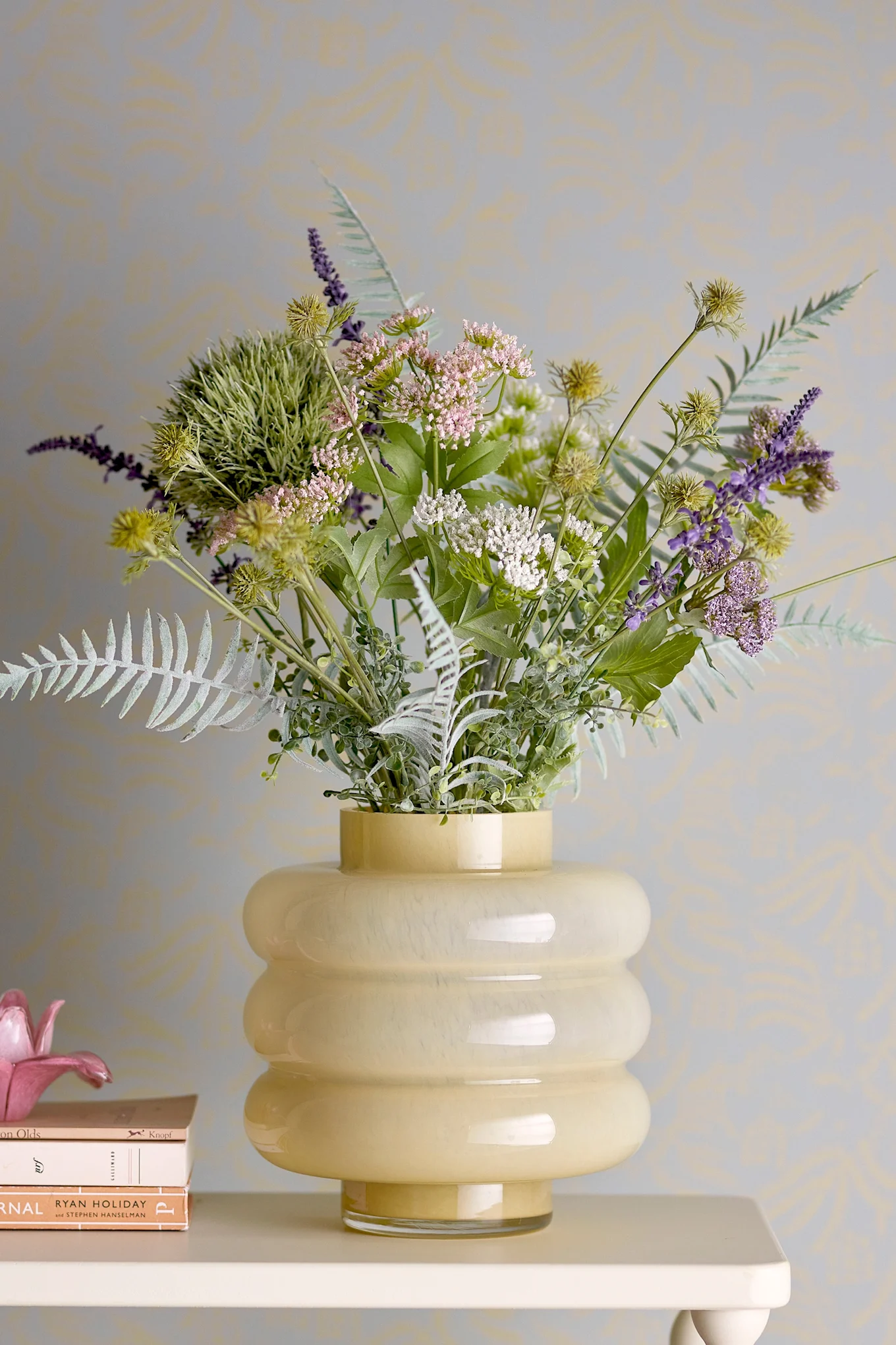 En gul vase som gjenspeiler en av de viktigste fargene i interiørtrender 2026.
