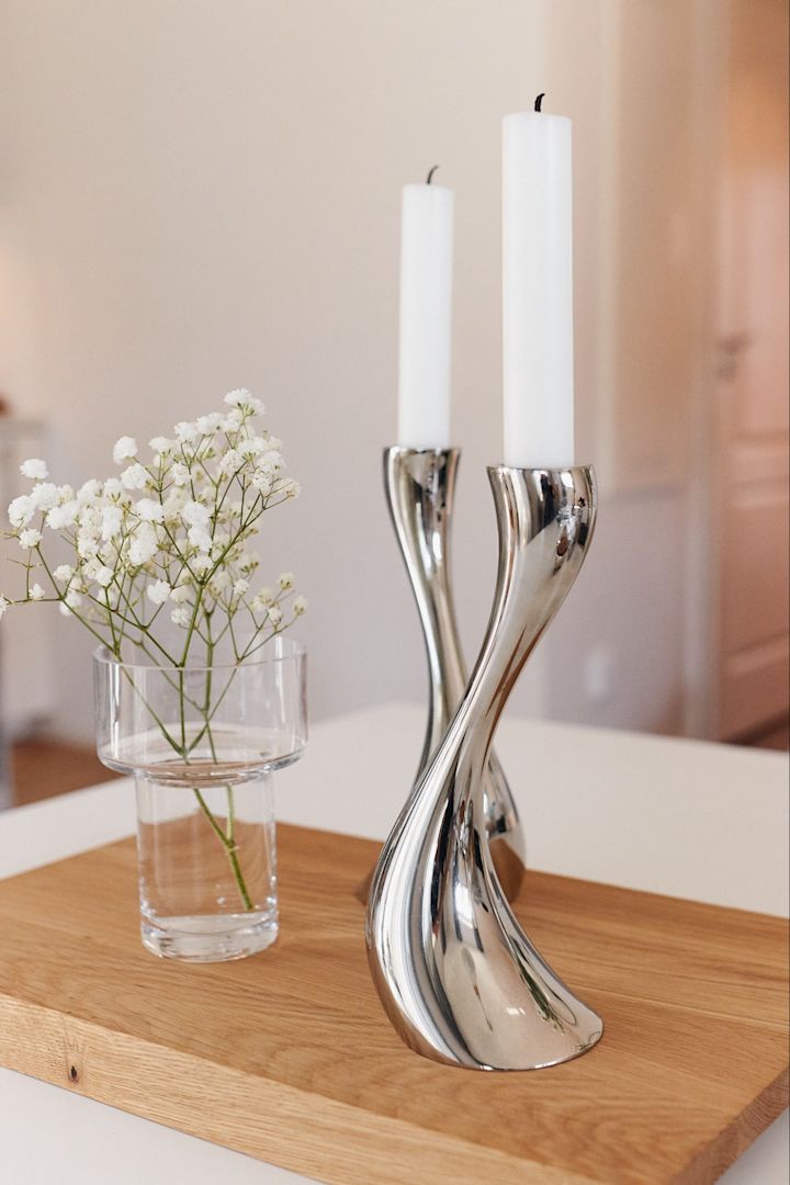 Cobra lysestaker fra Georg Jensen sammen med fine hvite lys er et godt tips til bryllupsgave.