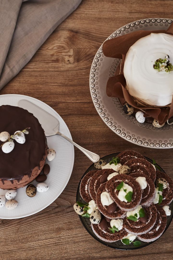 Tre kaker serveres på påskebordet som årets påskedessert: en sjokoladekake, gulrotkake og rullekake.