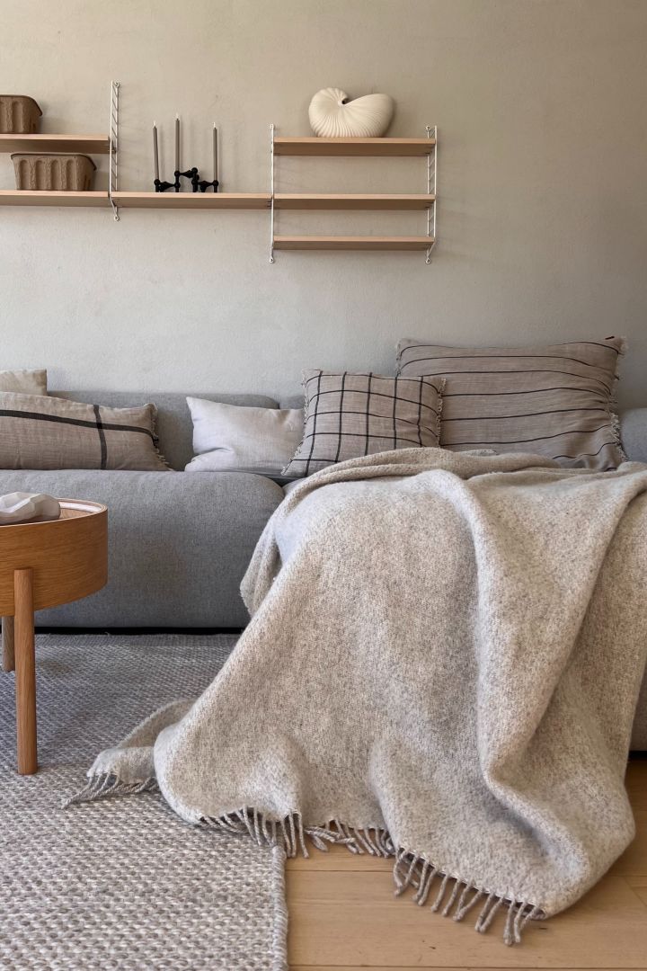 Skap en koselig stue ved hjelp av nydelige Sandstone ullpledd fra Scandi Living - som her hjemme hos influenceren @zuhauselig.