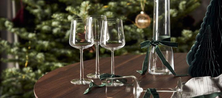 Gi bort nordisk design denne julen. Her ser du et gavesett med rødvinsglassene Essence og Essence-karaffelen - ideell for vinelskere.