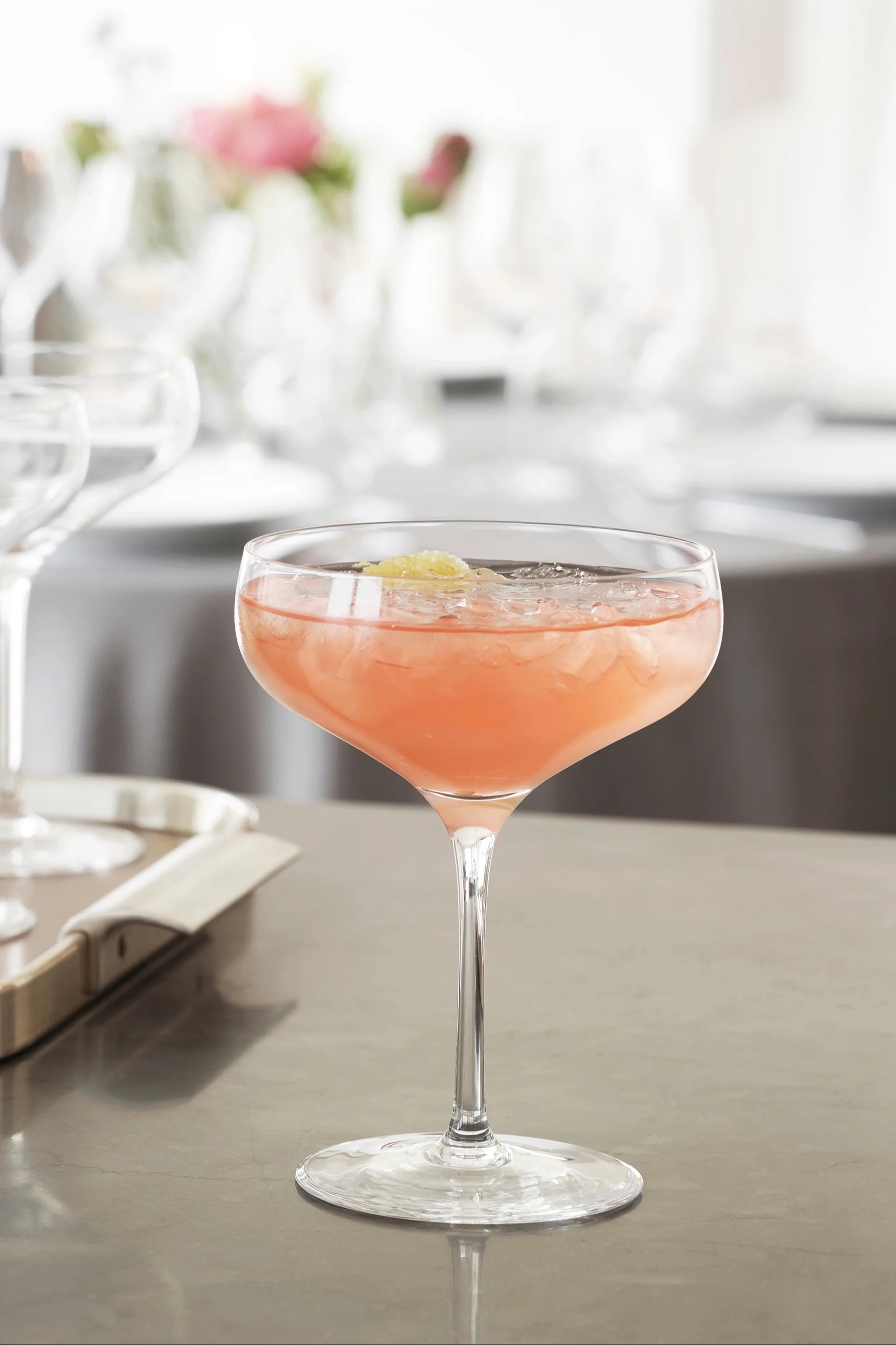 En mocktail med grapefrukt, servert i et Cabernet cocktailglass fra Holmegaard.