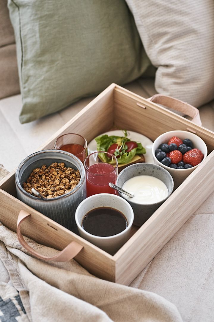 Luksuriøs frokost på senga servert fra en brødboks fra Skagerak er et praktisk tips for de som vil unngå søl.