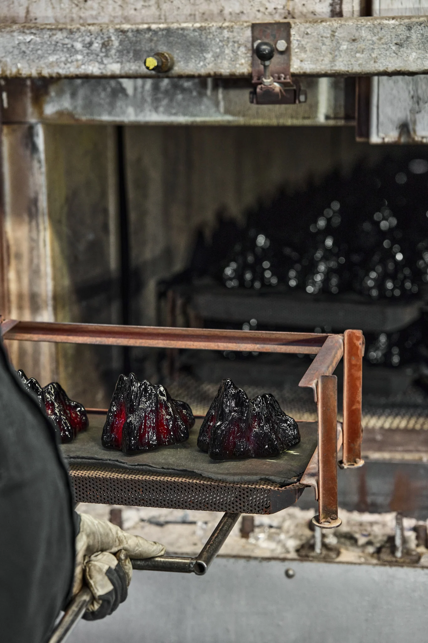 De herdede lysestakene The Rock står på en plate.