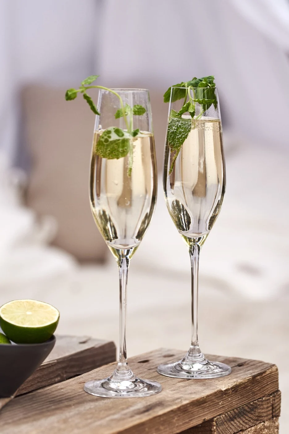 Her ser du en champagnecocktail i Karlevi champagneglass.