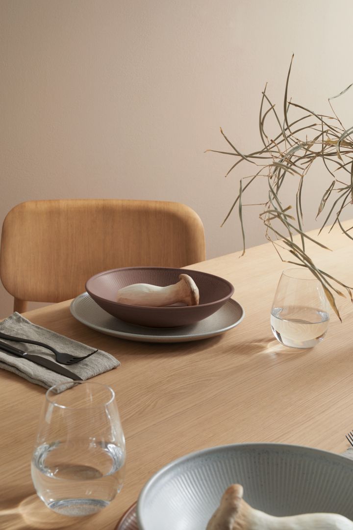 Jordnære borddekkinger med inspirasjon fra skogen i brunt porselen fra Rosenthal og skogssopp på tallerkenen - servise som passer perfekt inn i interiørtrender 2023.