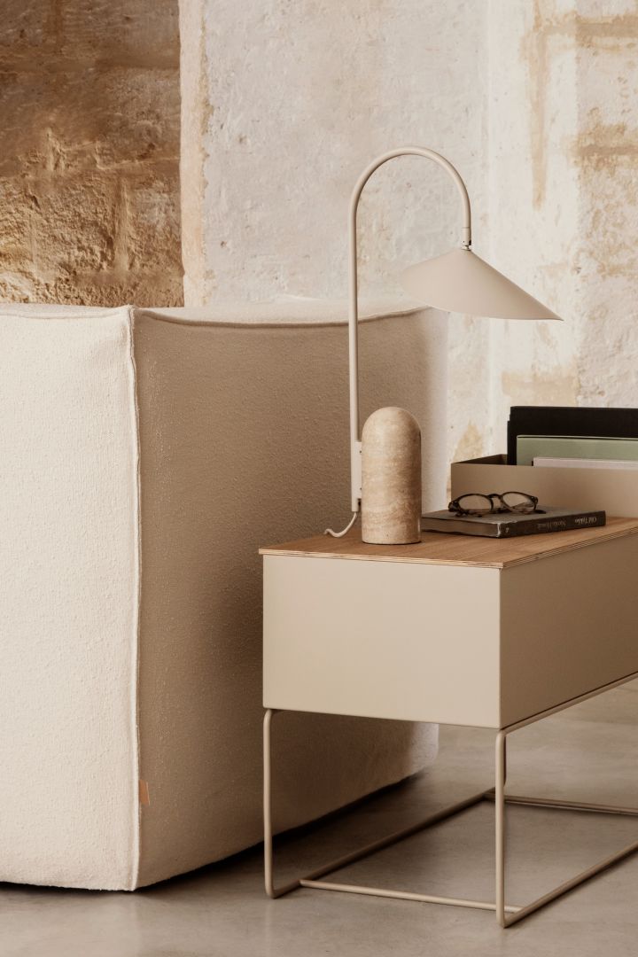 Ferm Living Arum bordlampe i beige og marmor og Plant Box i beige - to av våre 7 beige interiørfavoritter.