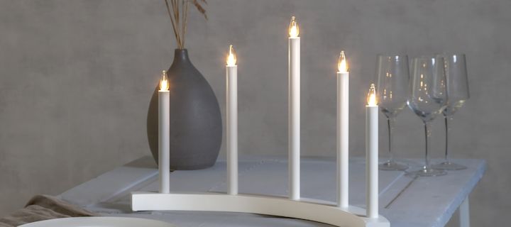 La deg inspirere av stilige adventsstaker til jul - her ser du den stilige Accent adventsstaken fra Star Trading i hvitt. 