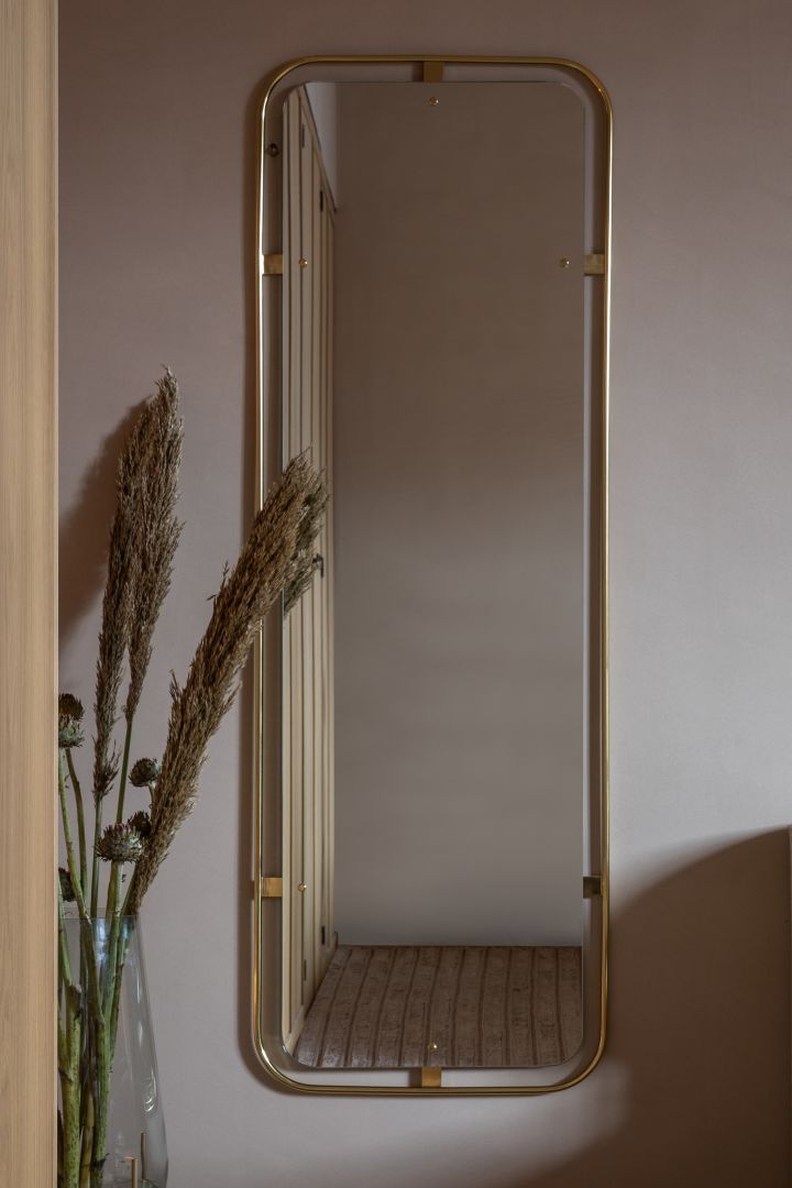 Innred med speil for et luksuriøst hjem - her er veggspeilet Nimbus fra Menu med en elegant gyllen ramme som gir hjemmet ditt et mer luksuriøst preg.