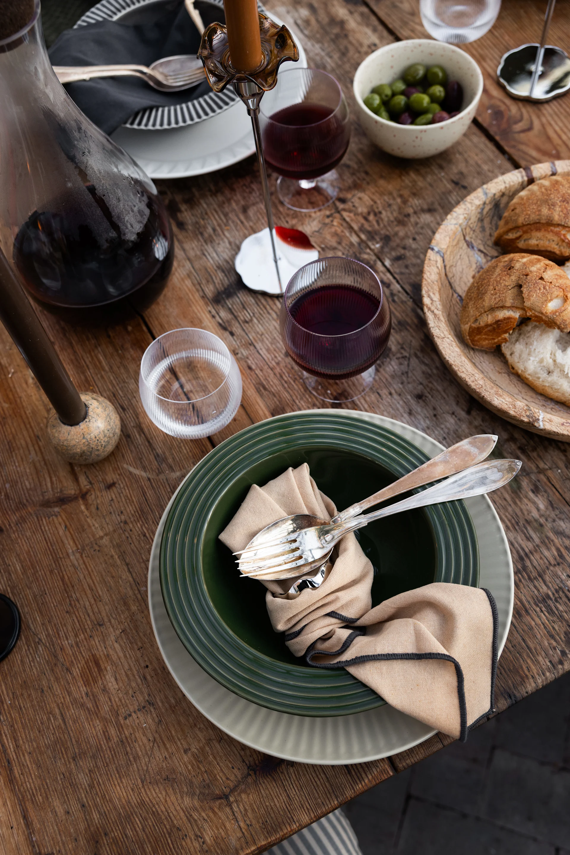 Et bord dekket med vann, vin og ulike tallerkener fra Sagaforms Coffee & More-kolleksjon.
