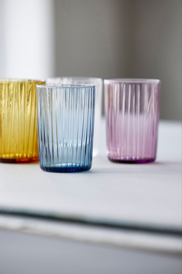 Interiør i riflet glass er en av årets trender, hvor kusintha-glassene fra Bitz blir en stilig fargeklatt på det dekkede bordet.