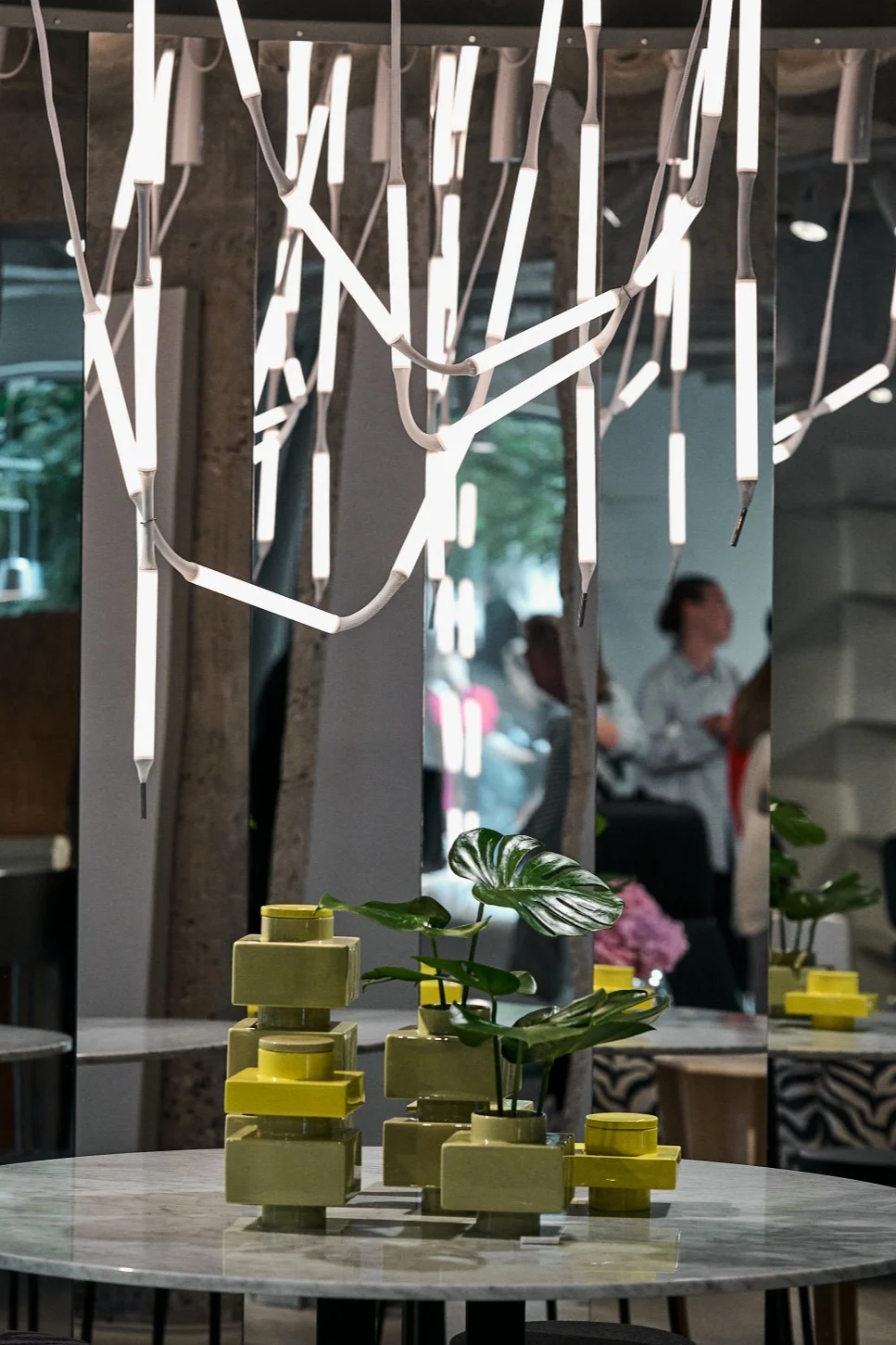 Normann Copenhagen er et must-see på enhver bytur i København for designelskere. Her ser du en samling Deko vaser i gult i deres utstillingslokale.