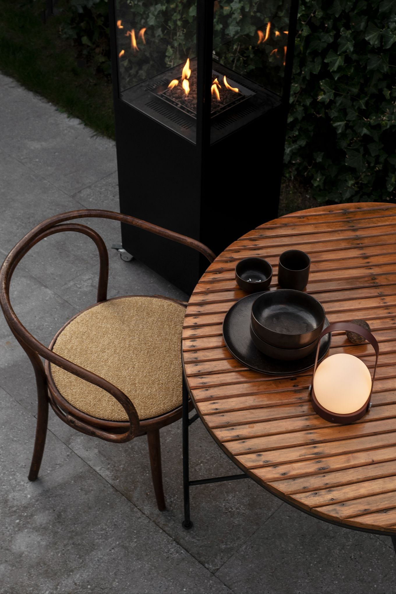 Carrie-lampen fra Audo Copenhagen er en bærbar, transportabel lampe som ligner en lykt. Carrie er perfekt å ta med seg ut i hagen eller på terrassen, der den kan lyse opp spiseplassen eller loungehjørnet.