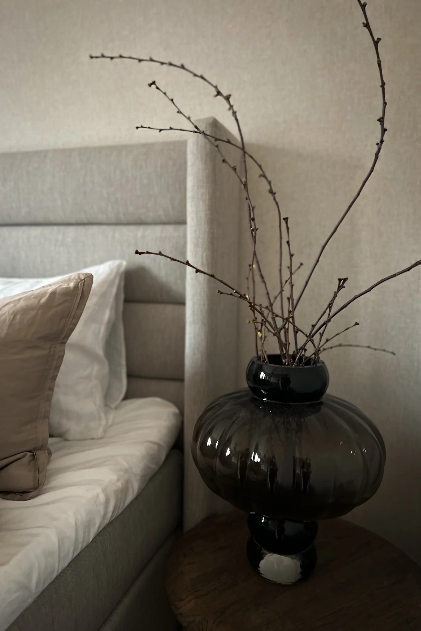 Influenser Helene Wold @villanyhus har innredet soverommet med Balloon vase fra Louise Roe Copenhagen med fine kvister i for en koselig følelse.