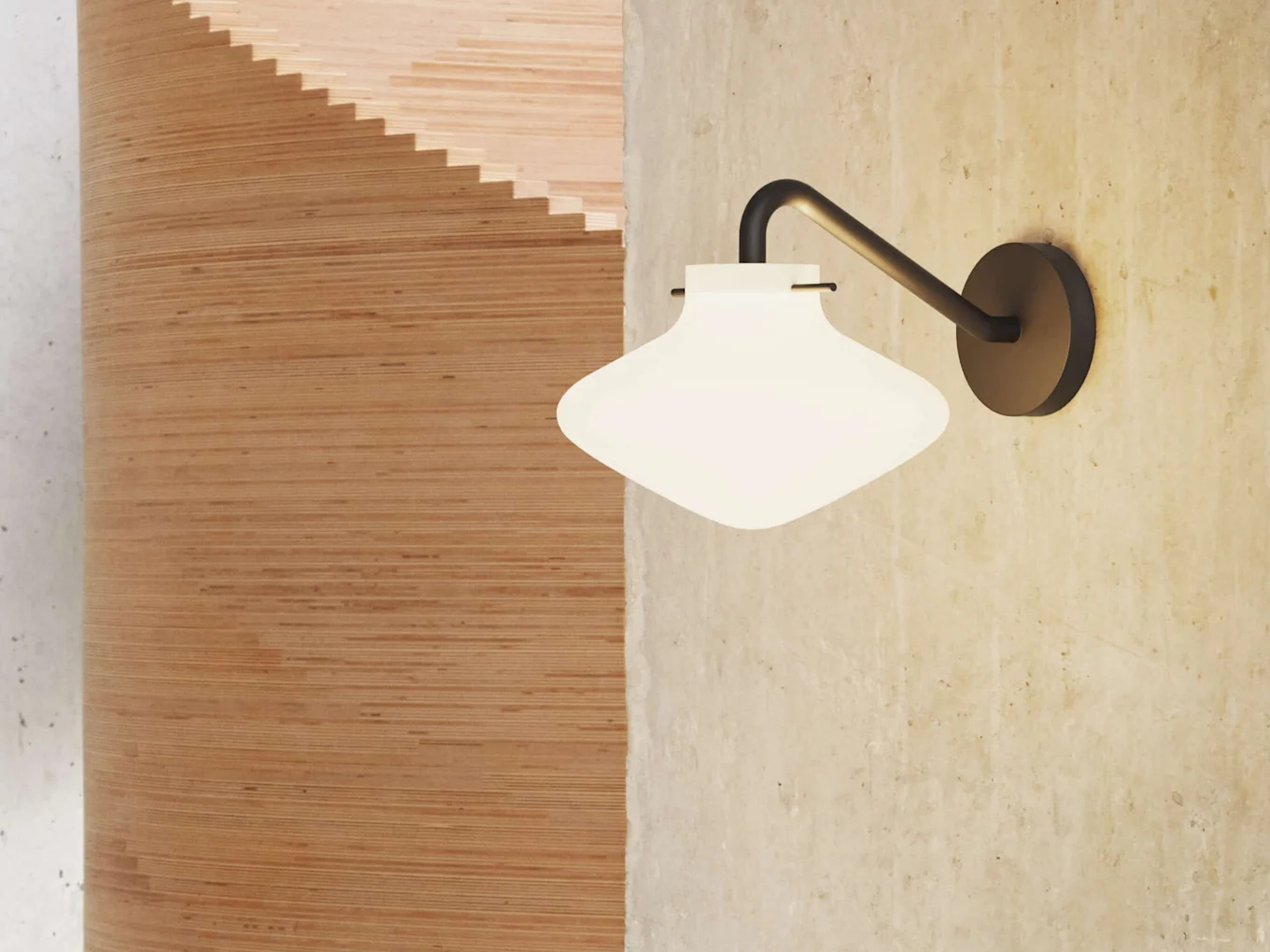 En veggmontert lampe med en hvit, avrundet glasskjerm på en betongvegg, ved siden av en buet trestruktur.
