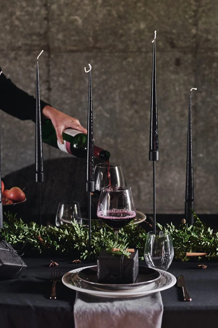 Her ser du Cooee Design lysestaken og Esther & Eric svarte lys på en svart borddekking.