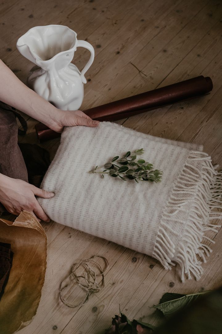 Gi et Scandi Living-teppe i julegave og pynt pakken med tørkede blader - helt perfekt for juleverkstedet for voksne og barn. Foto: Johanna Berglund @snickargladjen