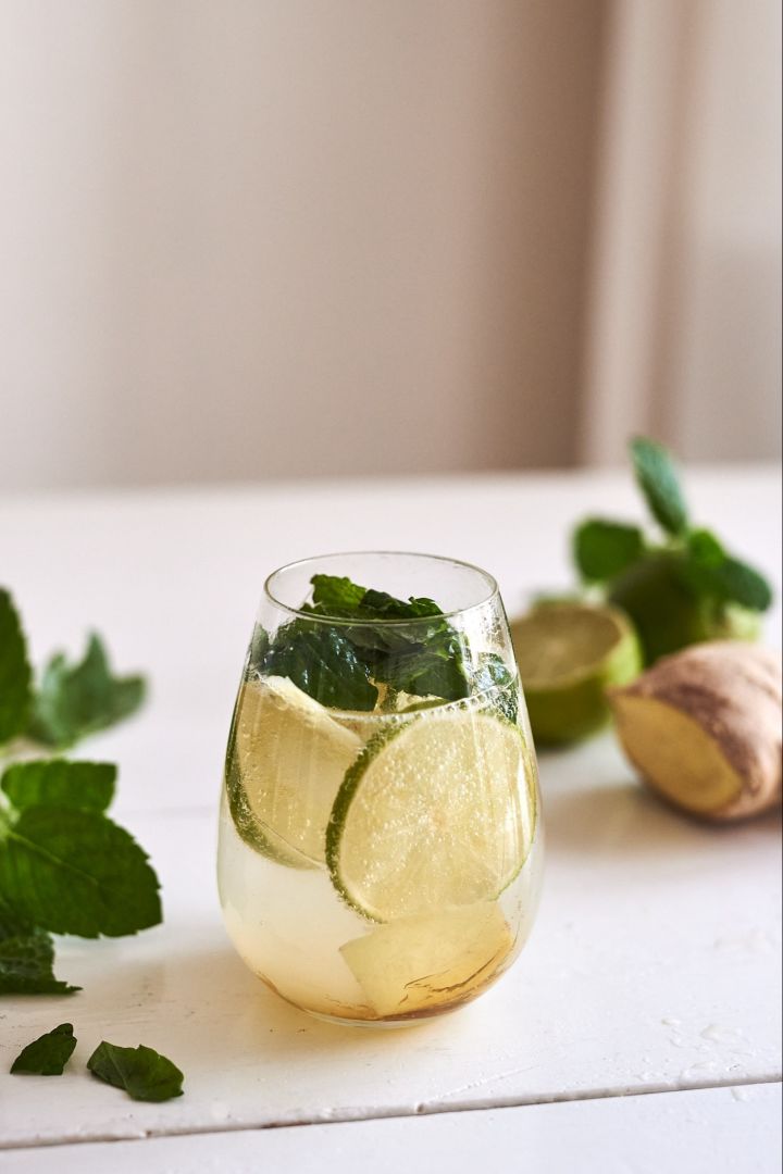 Gode sommerdrinker - forfriskende drink av ingefær, sirup & mynte servert i glass fra Scandi Living.