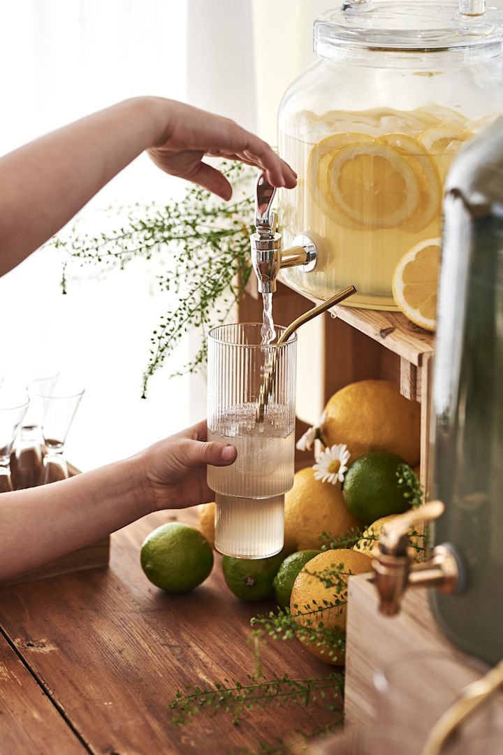 Gode sommerdrinker - forfriskende drink av ingefær, sirup & mynte servert i glass fra Scandi Living.