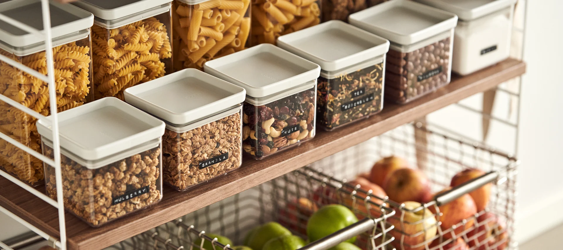 Organiser matskapet med praktiske oppbevaringsbokser fra Brabantia med etiketter på for en enklere hverdag.