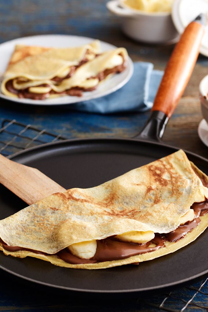Tilbered perfekte crêpes med bananer og sjokolade i vintage pannekakepanne fra Staub.
