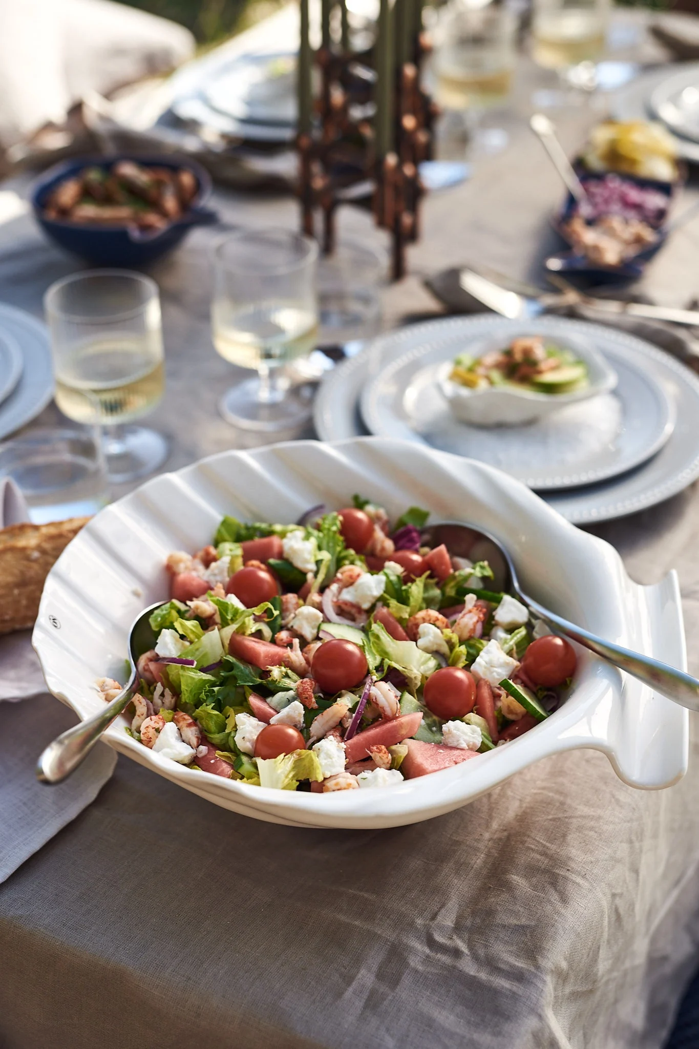 Enkel og god sommeroppskrift - en sommersalat med krepsehaler og vannmelon servert i en trendy skjellskål. 