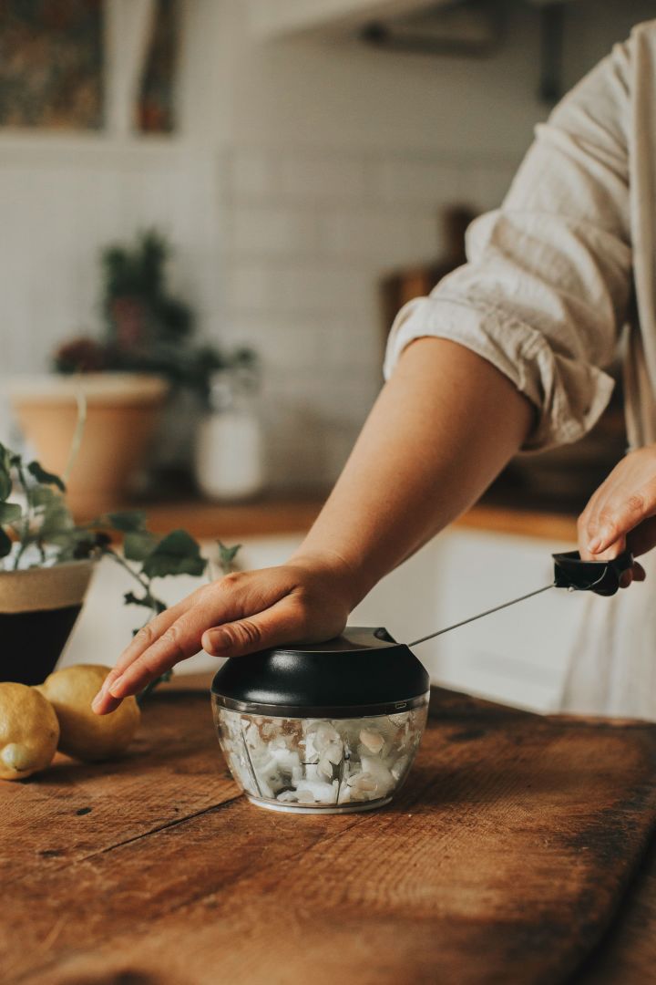 Forny kjøkkenet ditt med 11 smarte & fine kjøkkenting for enklere matlaging - her ser du en praktisk løkhakker fra Dorre som er et must å ha på kjøkkenet.