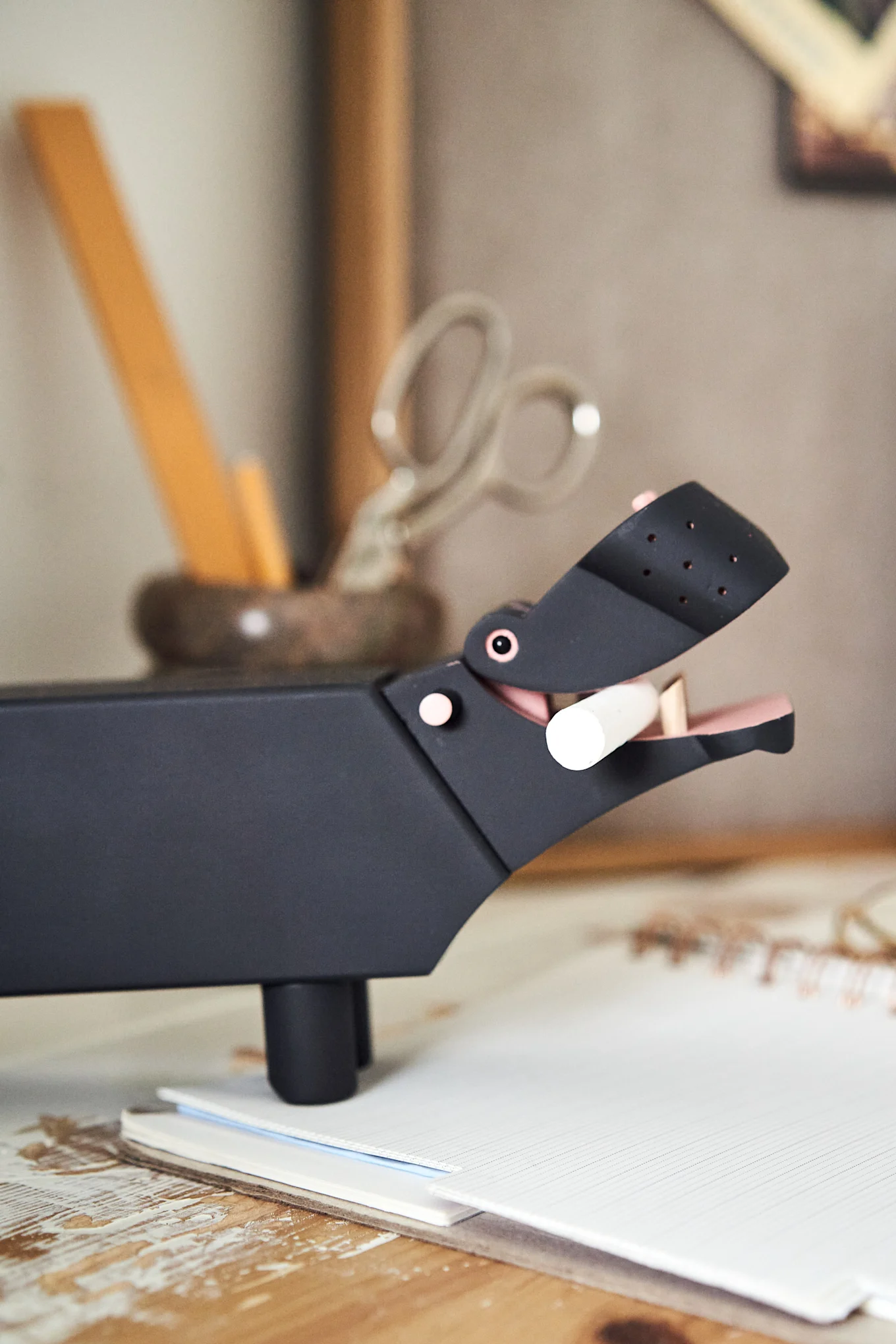 Innred ditt lille hjemmekontor med søte og praktiske detaljer som Kay Bojesen Flodhest med kritt som du kan skrive viktige huskelapper på.