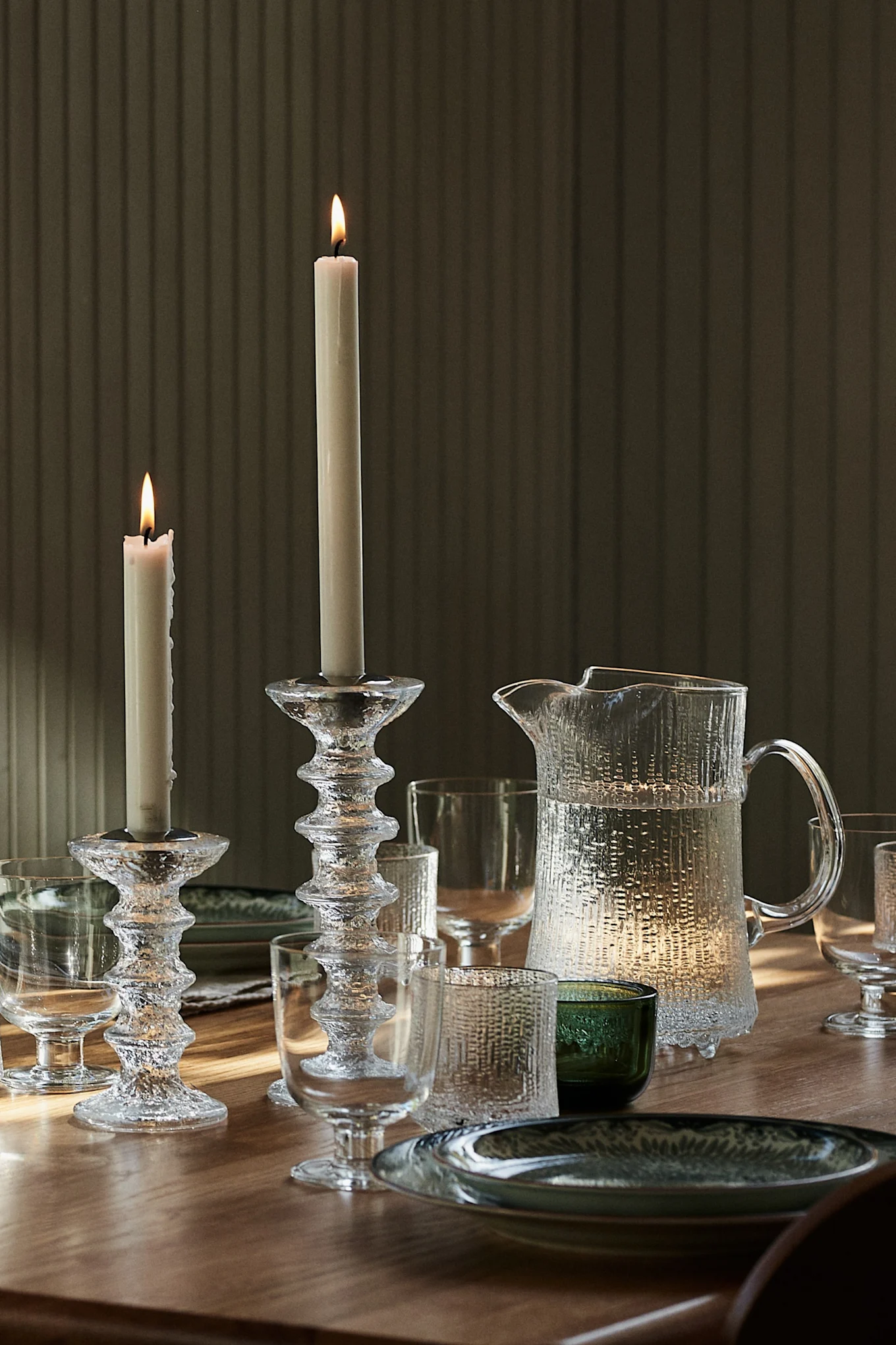 Lysestakene Festivo fra Iittala er et perfekt valg for borddekking i tråd med interiørtrender 2025.