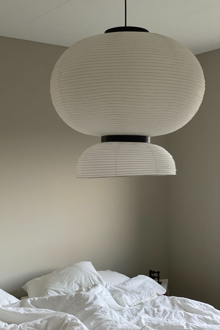 Her ser du Formakami skandinavisk designlampe hengende ved en seng i hjemmet til den svenske influenceren @homebynicky.