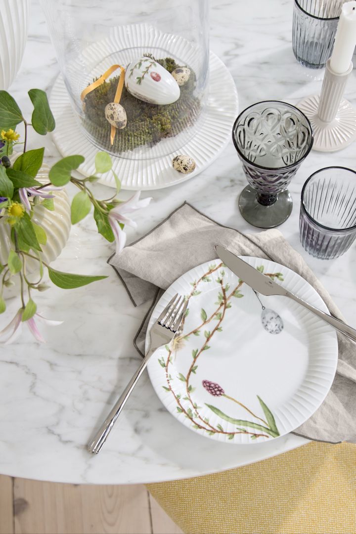 Påskepynt til bordet: Påsketallerkenen Hammershøi fra Kähler, dekorert med påskemotiv, står vakkert på et påskedekket bord – en tidløs og elegant detalj for en stemningsfull feiring!