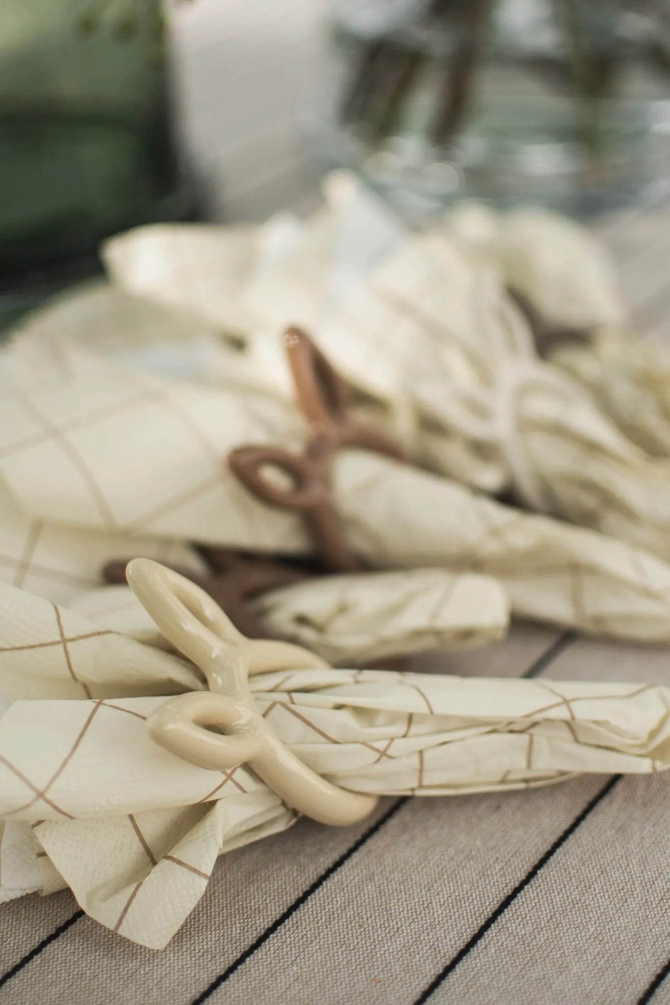 Påskepynt til bordet: Påsketallerkenen Hammershøi fra Kähler, dekorert med påskemotiv, står vakkert på et påskedekket bord – en tidløs og elegant detalj for en stemningsfull feiring!