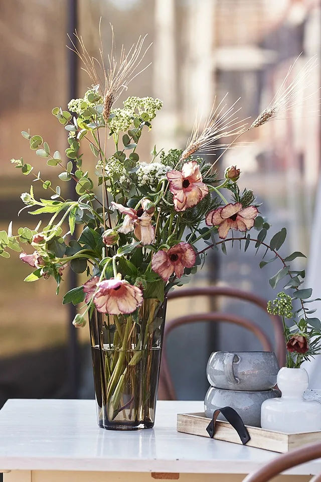 Rett vase til snittblomster fra Iittala i brun farge med blomster fra Blombruket.
