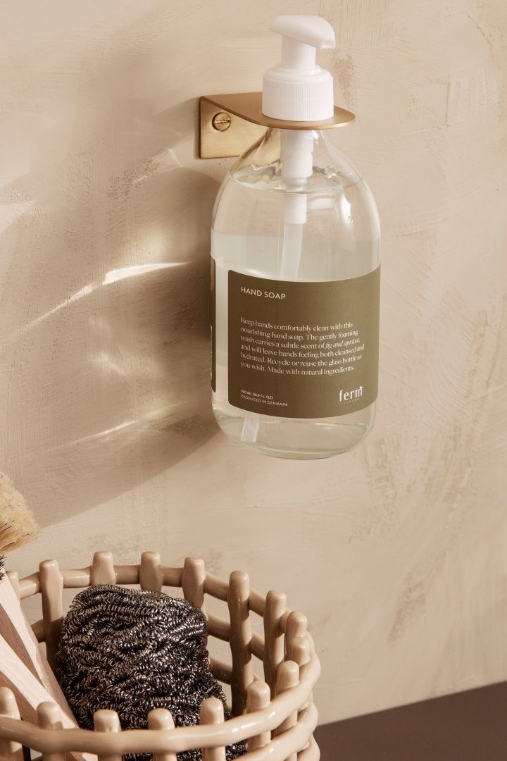 Basho vegghenger fra ferm LIVING er en smart detalj å innrede lite bad med for å skape mer orden i dusjen og ved vasken.