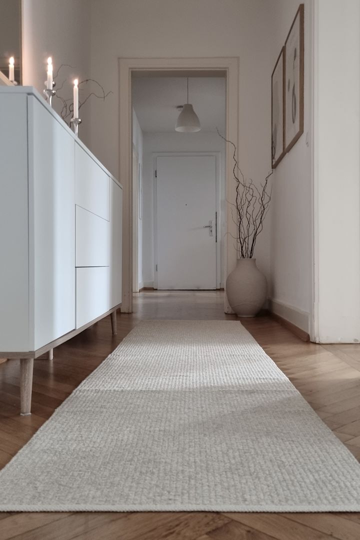 Neste tips er å innrede en liten entre med et nydelig teppe som Fallow teppe fra Scandi Living for å skape en innbydende følelse. Foto: @wohnfuehlen_mit_stil