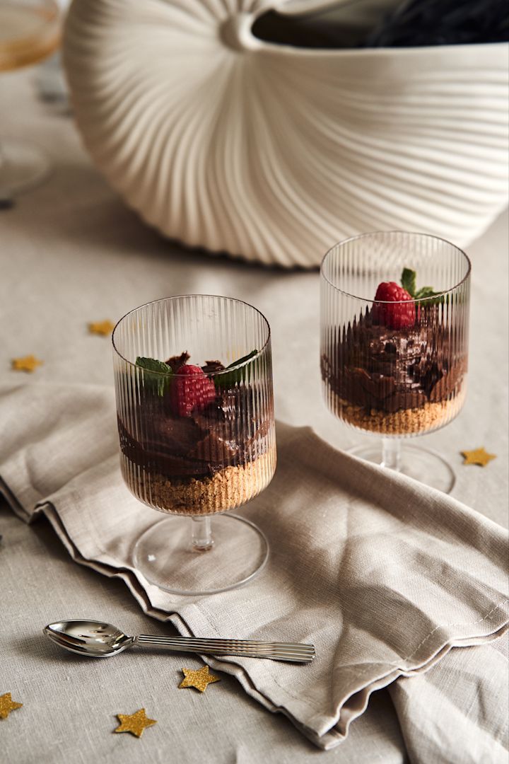 Lag en treretters middag til årets nyttårsbord 2023. Her ser du en god sjokoladeostkake fra @bakamedfridas oppskrift servert i Ripple glass fra ferm LIVING. 