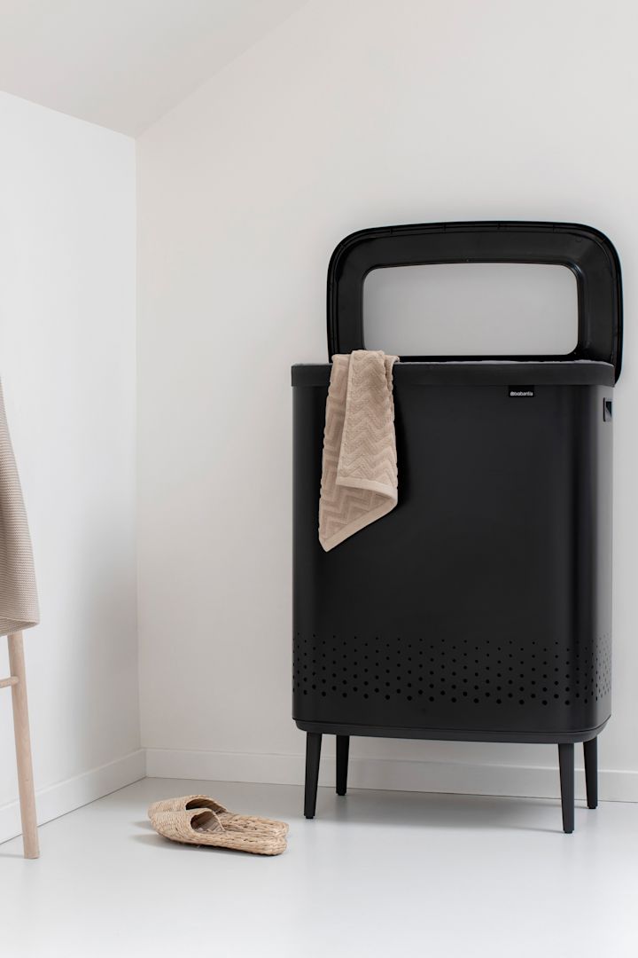 Bo skittentøyskurv fra Brabantia er en praktisk interiørdetalj å innrede lite bad med for å skape mer orden.