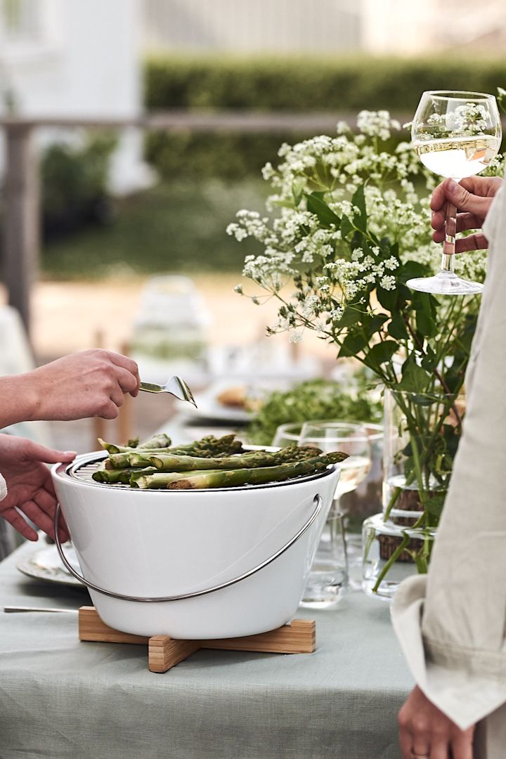 Tips til koselig uteplass -  innred den med en praktisk og stilig bordgrill som du kan ta med deg uansett hvor du er.