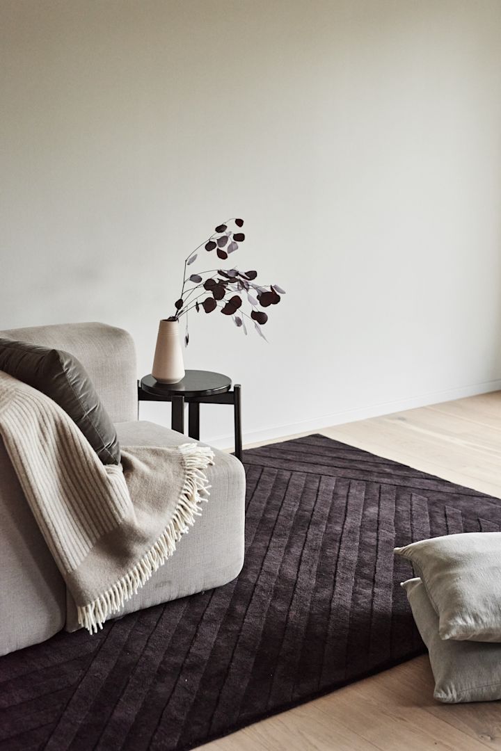 Teppeguide - gulvteppe stue – her ser du NJRD Levels ullteppe Stripes i brunt. 
