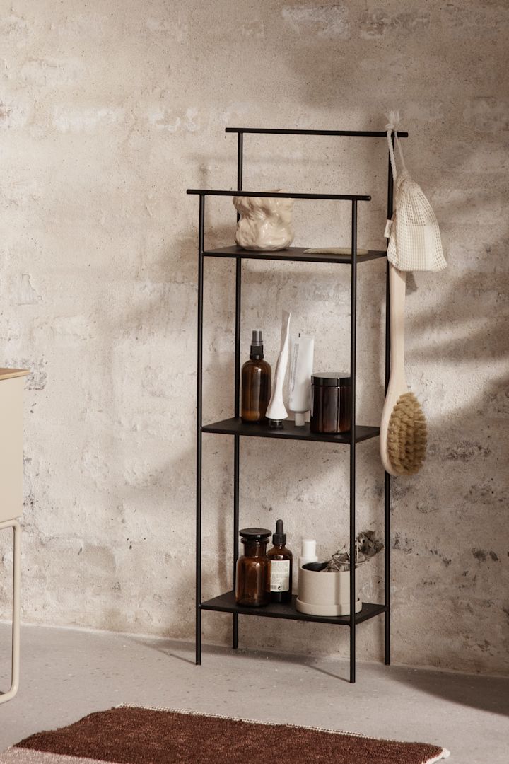 Praktiske Dora hylle fra ferm LIVING er en stilig og multifunksjonell hylle å innrede lite bad med for å skape et mer organisert bad.