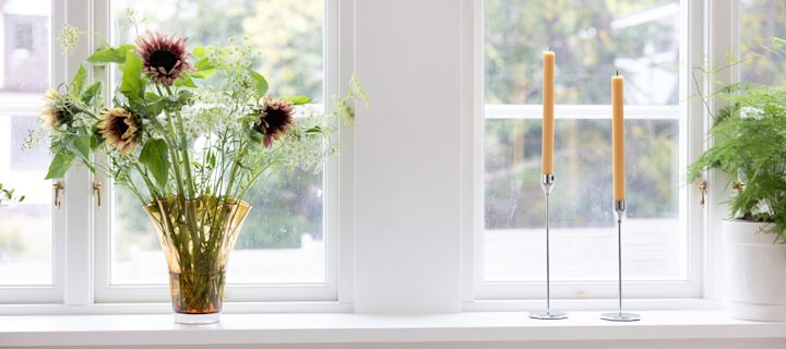 Pynt i vinduskarmen - inspirasjon hjemme hos @hannesmauritzson der Arum bordlampe fra ferm LIVING og Calore lyslykter fra Byon skaper en innbydende følelse.