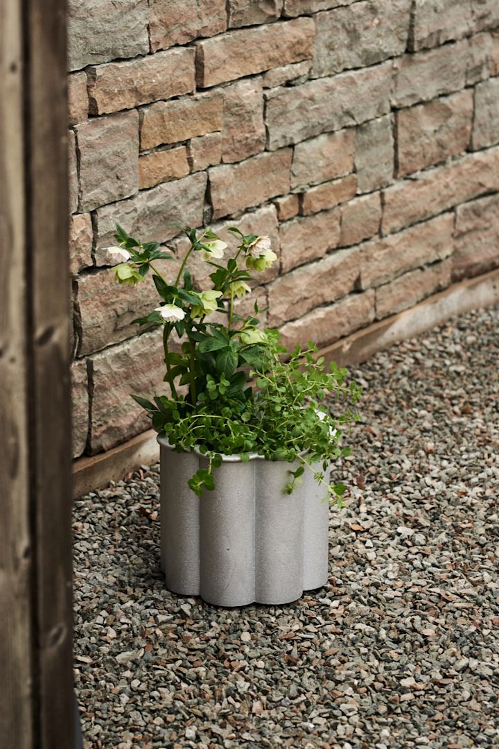 Gråsippa blomsterpotte fra Byarums bruk, en metallkrukke med vakre kanter.