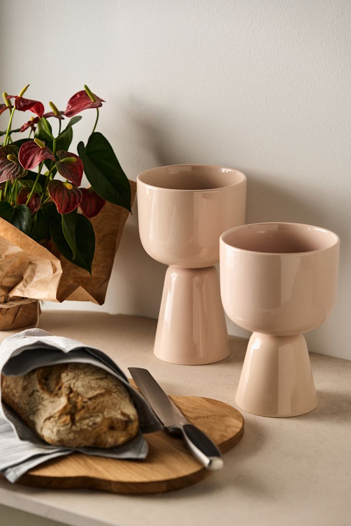 Kreative gaveideer til innflyttingfesten - her ser du Nappula-blomsterpotter fra Iittala og Royal brødkniv med Alvar Aalto-brettet.