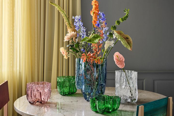 Crackle-serien er en glassserie med skåler og vaser fra Kosta Boda i farget glass med sprukket overflate.