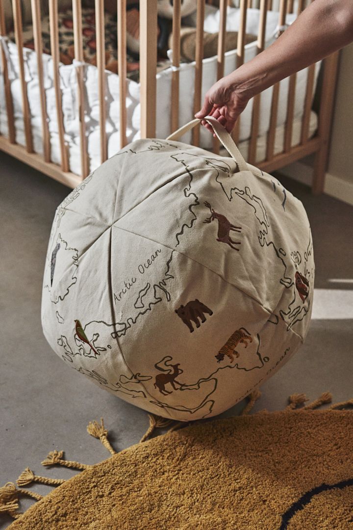 En annen praktisk og dekorativ innredningsdetalj for barnerommet er The World sittpuff fra Ferm Living, med brodert mønster og et praktisk håndtak for oppheng.